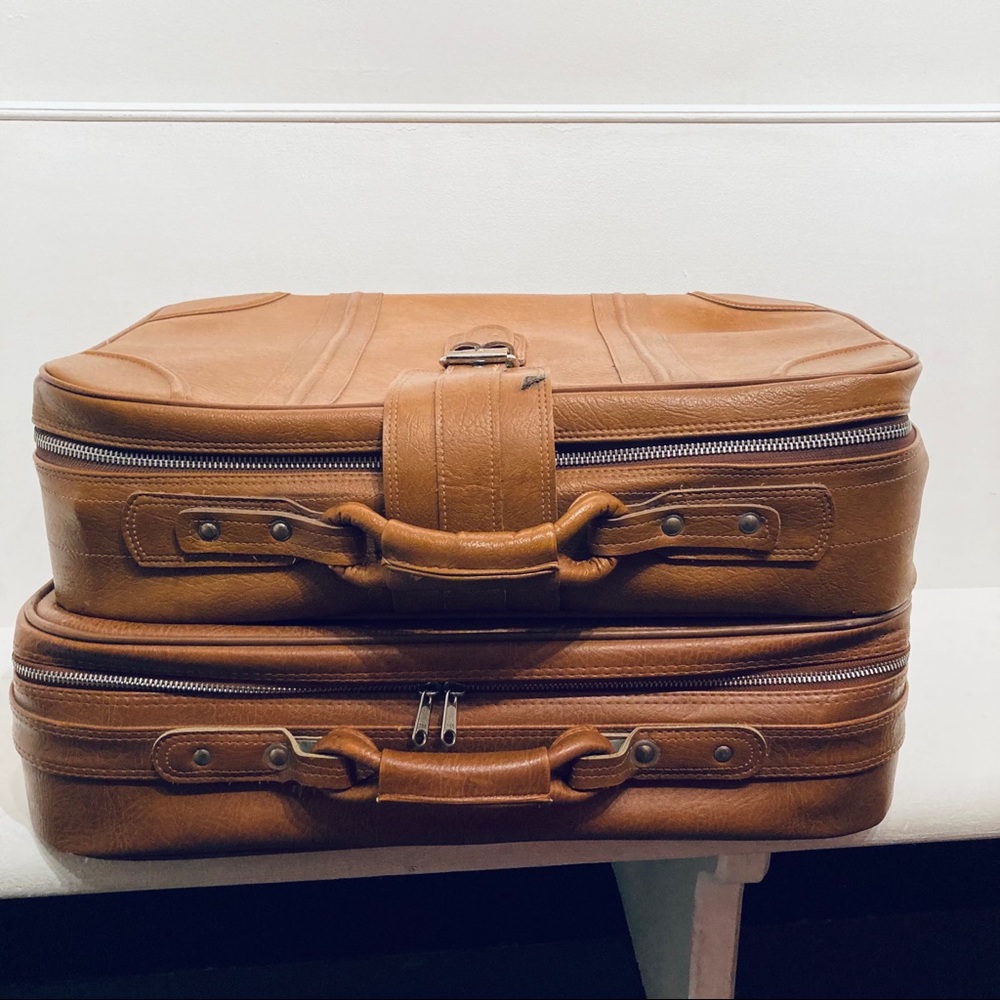 SOLD. Set of 2 Vintage 70s Tan Faux Leather Suitcases - Picture 13 of 13